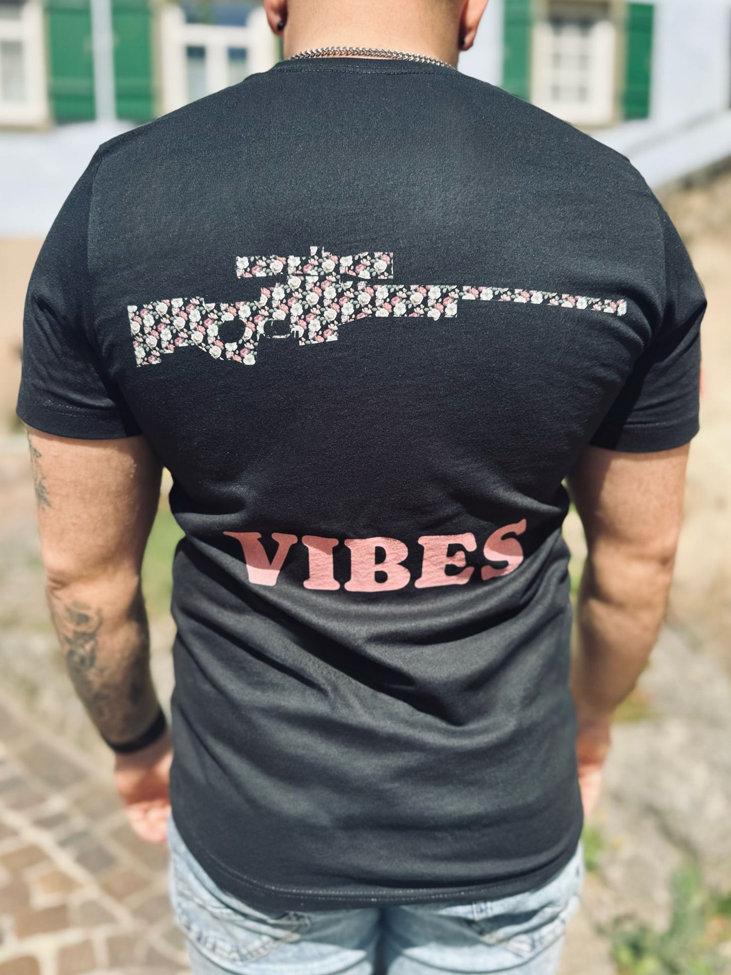 Sommer t-Shirt für in schwarz mit einem Gewehr Motiv und einem Good Vibes Spruch in schwarz Design trooptrends 