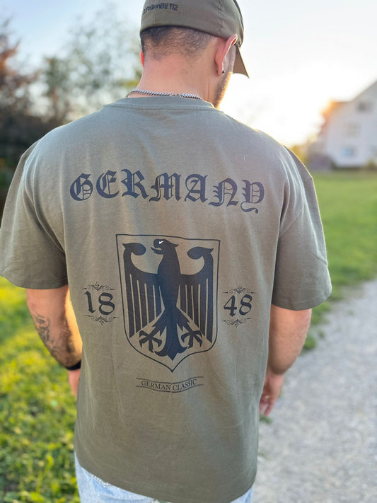 Oversize t Shirt in dunkel grün in german classic Style mit dem bundesadler Motiv Design trooptrends 